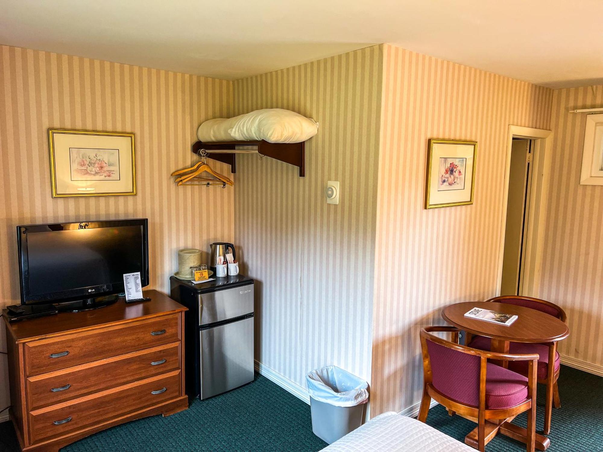 & Snowdrift Motel